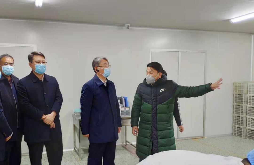 梁山县委书记贾治阜到良福制药考察慰问,指导防疫工作