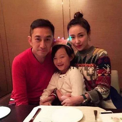 吴启华35岁前妻近照曝光,肤白貌美身材好,少女感十足_石洋子