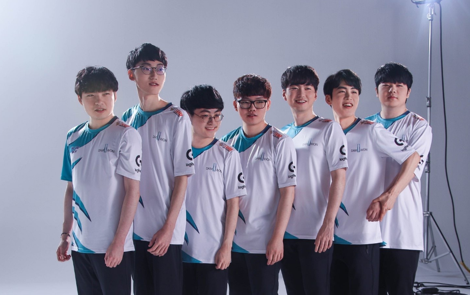 t1与dwg新老对决打响揭幕战,银河战舰gen与kt力争首胜