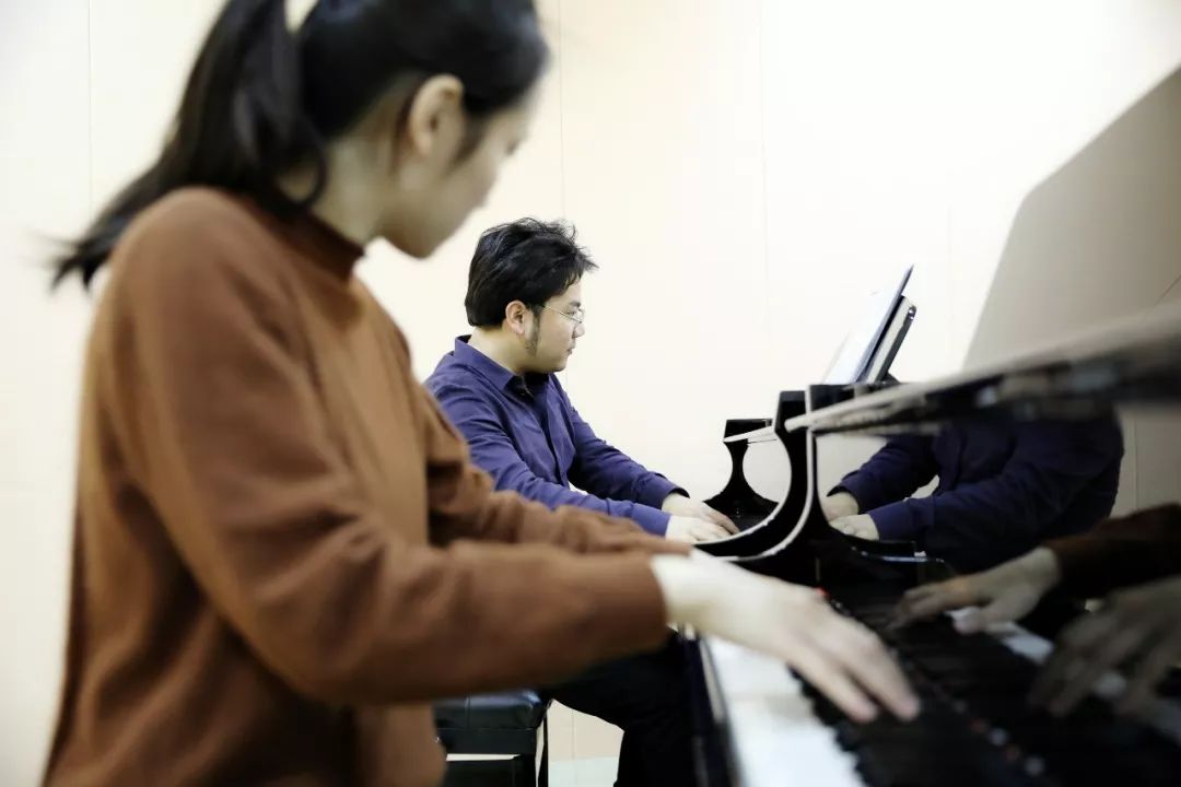 张乐钢琴图片