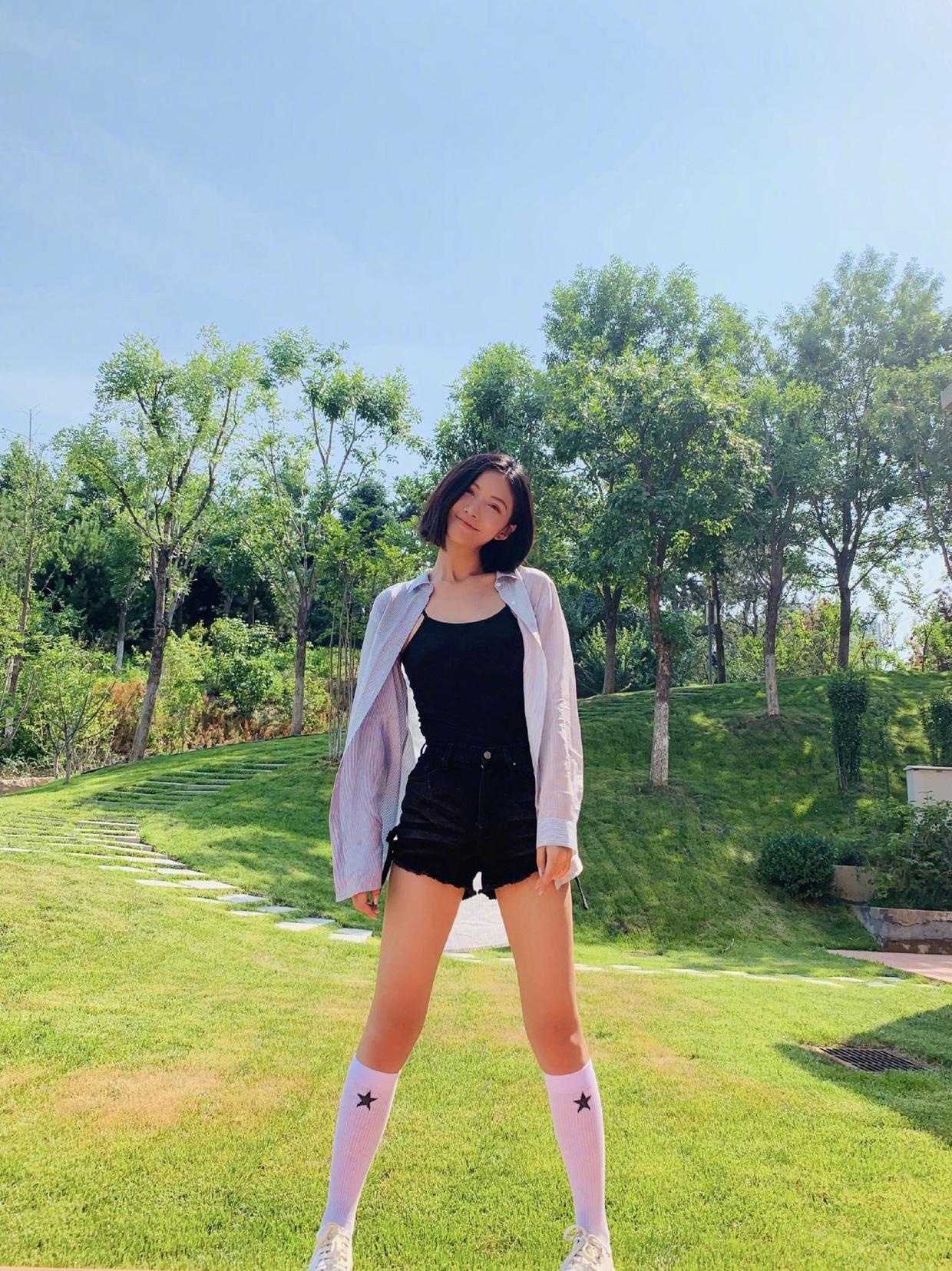 因为吴优的腿部线条非常完美,所以她为自己搭配了黑色的短裤,上半身