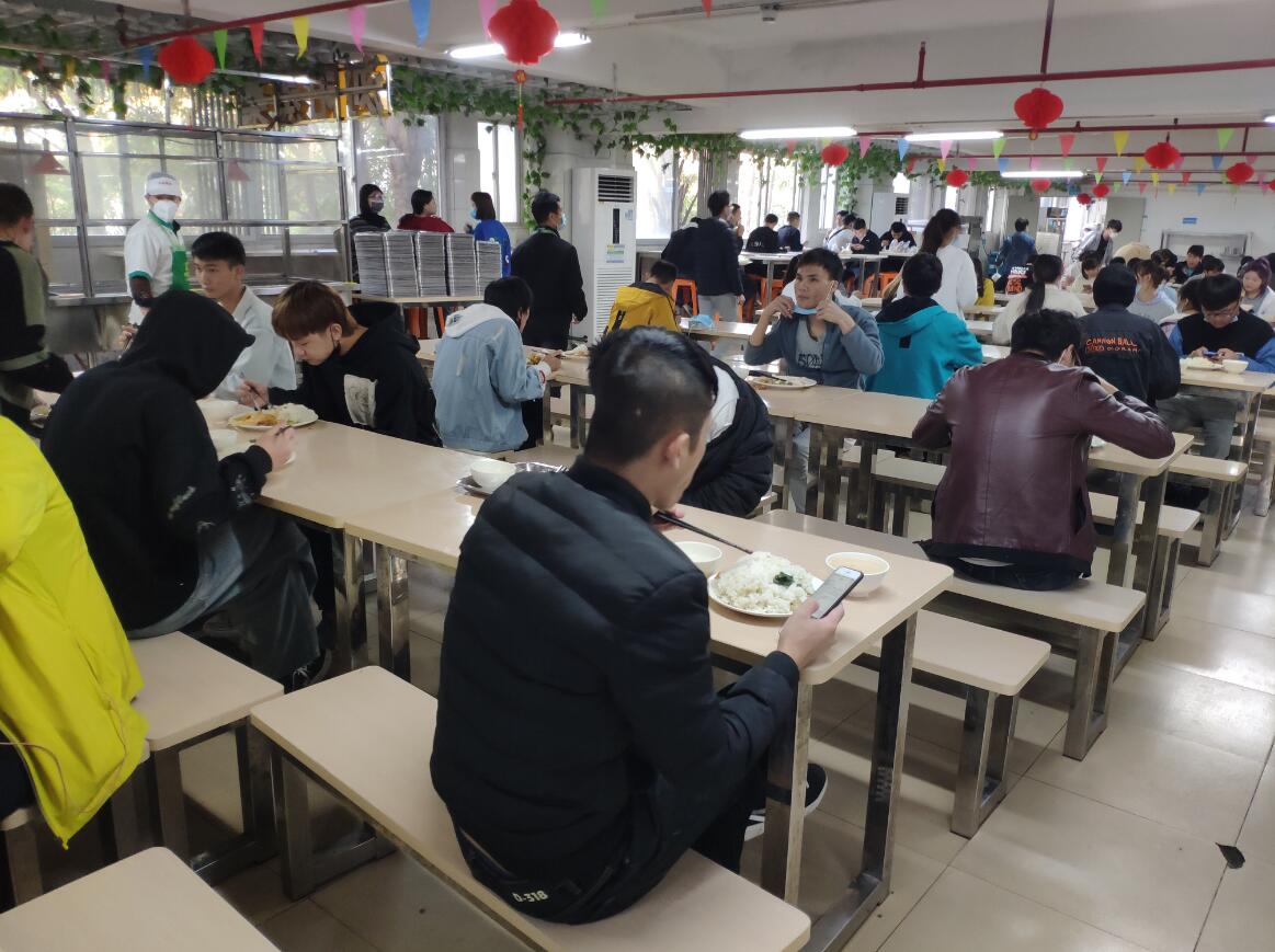 燕罗战疫|厂区食堂"品字形"就餐,严防飞沫感染