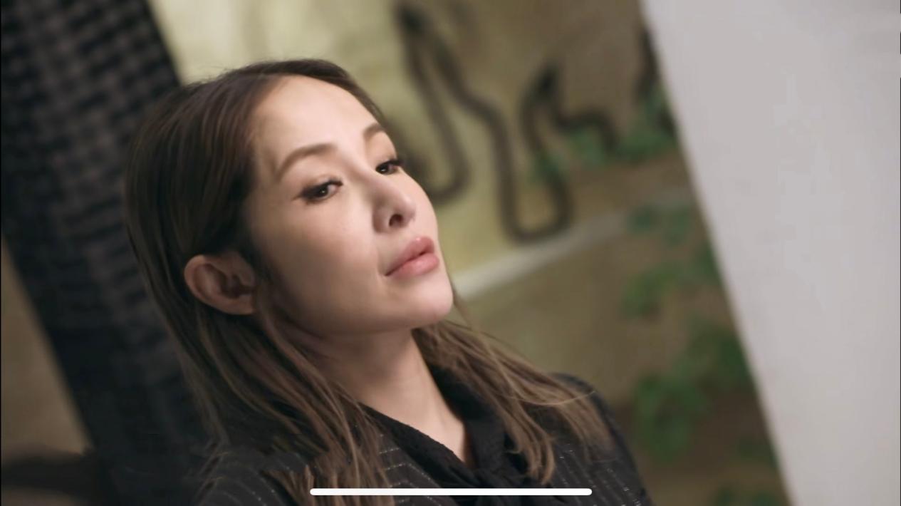 萧亚轩复出参与节目录制与小男友情侣装登场相比之下老气不少