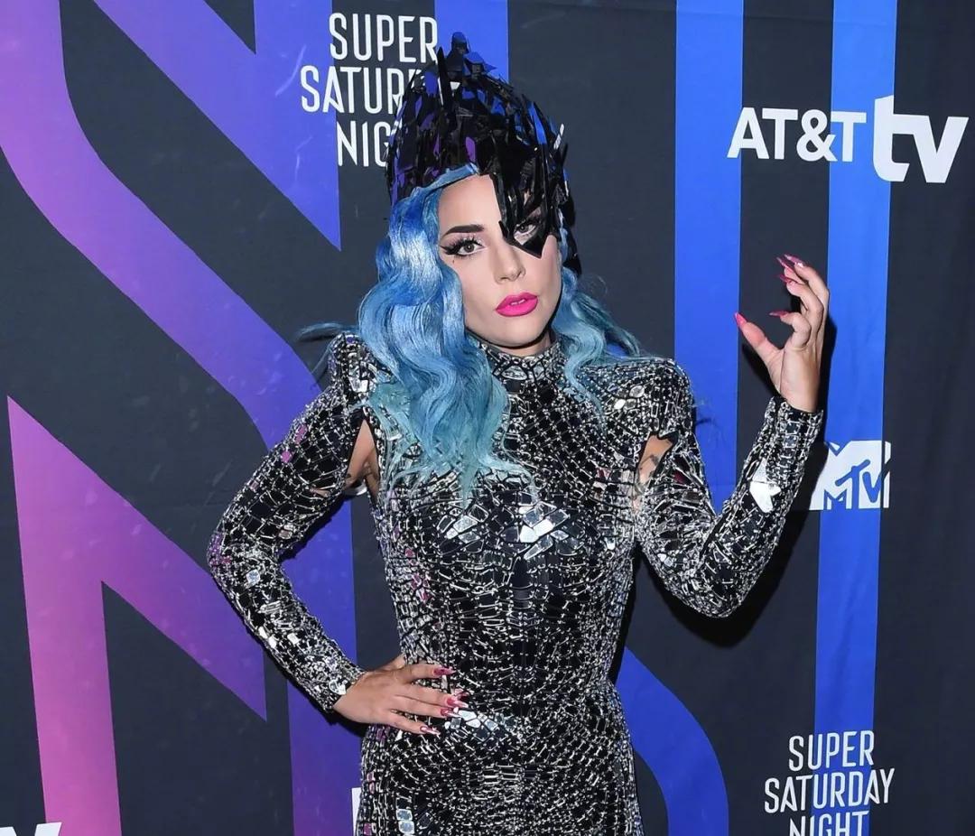 ladygaga又出新造型钢铁盔甲武装全身芭比粉口红却成亮点