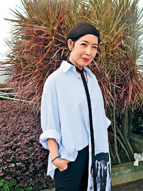 黎芷珊非常暖心地让大家不用过于担心,她自从25号回到香港后一直都在