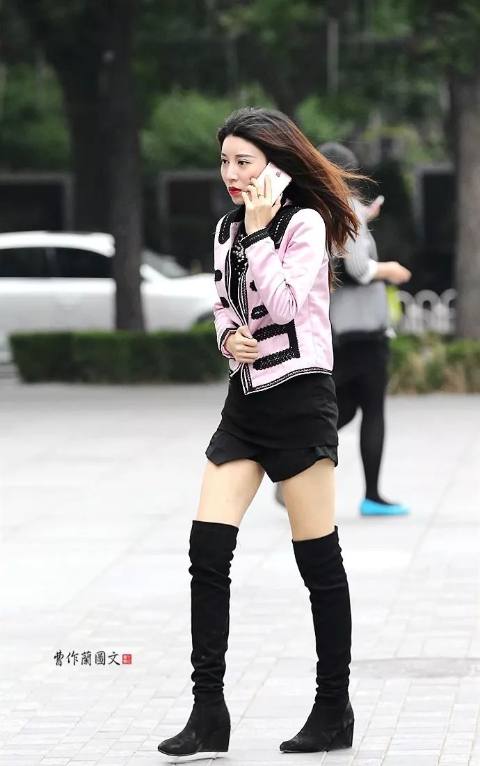 街拍黑色高筒靴美女穿得很出彩
