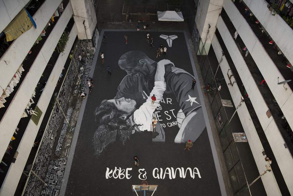 高清图:马尼拉贫民窟现巨幅壁画 缅怀科比与gigi