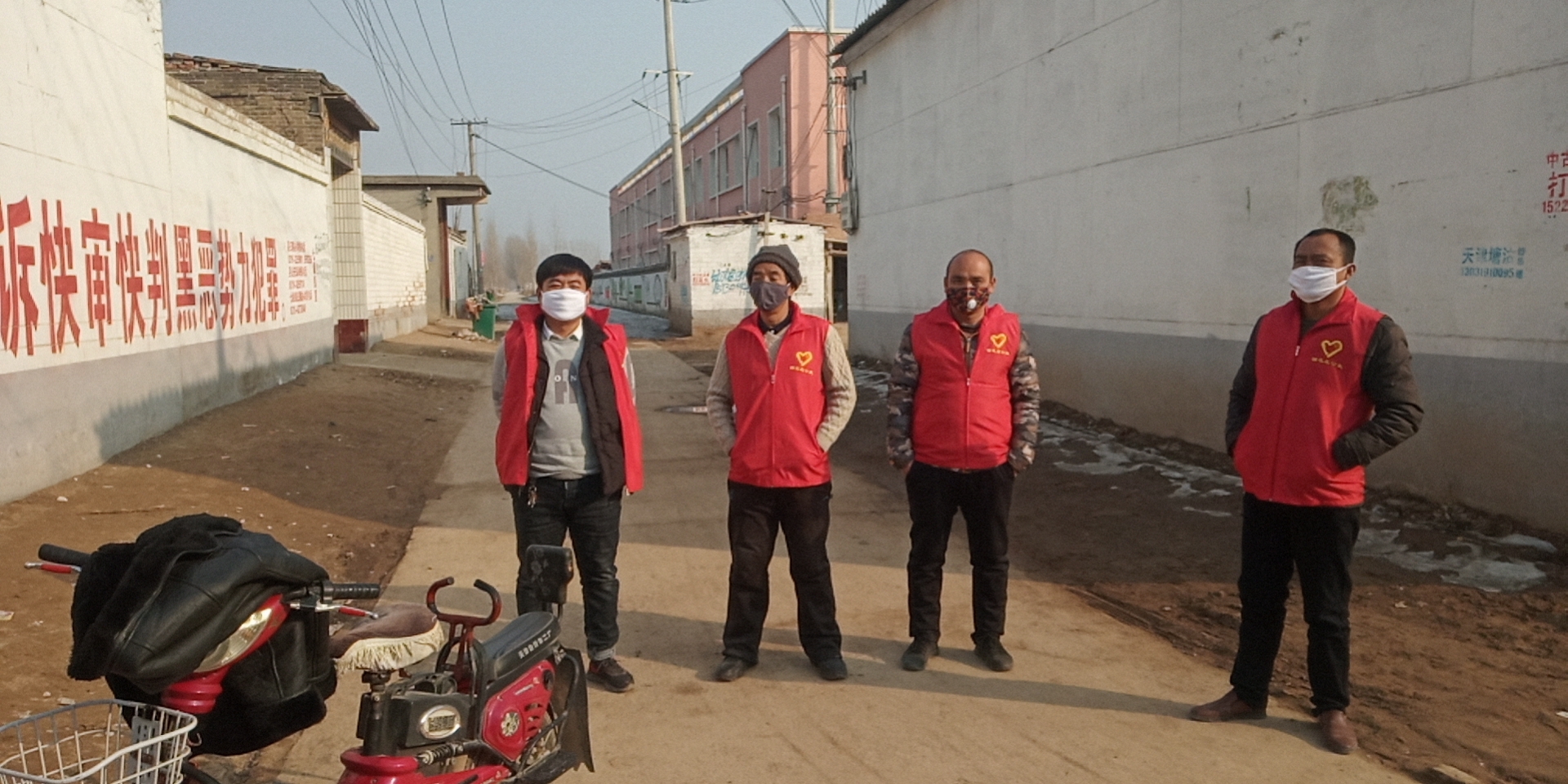 河北威县西范庄村爱心志愿者冲在村口防疫第一线