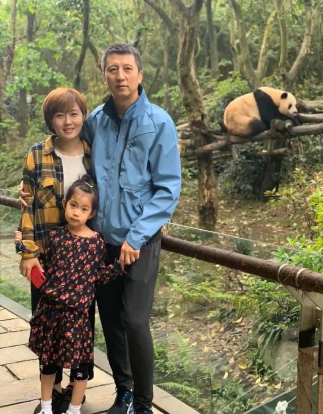 父子俩穿同款装备,郭艾伦兄妹仨亮相很开心_郭士强