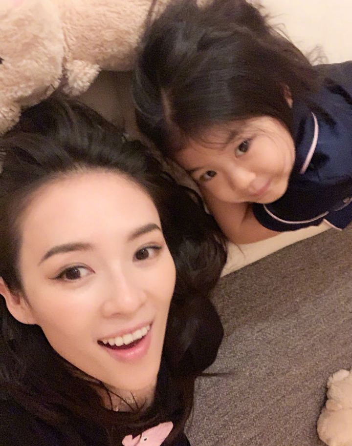 章子怡儿子满月抱二胎儿子喂母乳哺乳期妈妈还可以做美甲?