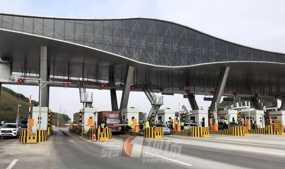 记者来到深圳高速公路规模最大的检查点之一罗田收费站