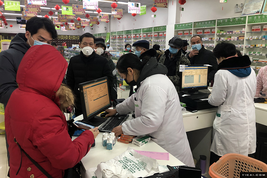 封城后的武汉药店超市民众集中购买防护用品和药物
