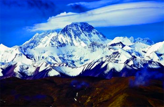 人们只记得征服这座巍峨的高山,却忘记了它的险恶环境.