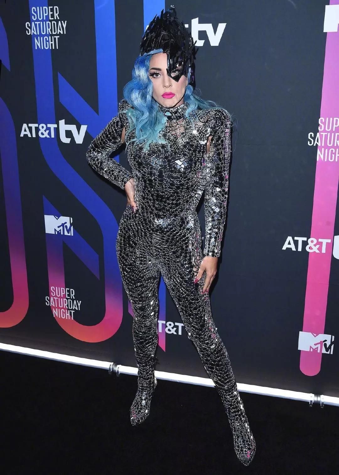 ladygaga又出新造型钢铁盔甲武装全身芭比粉口红却成亮点