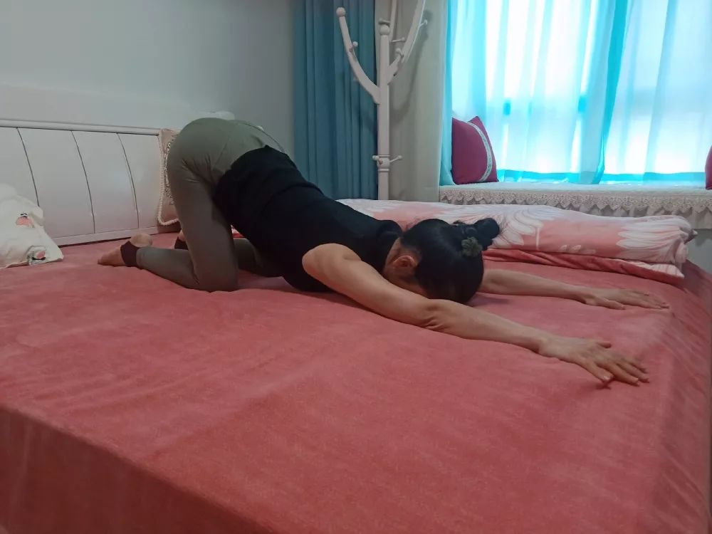 床上瑜伽姿势图片