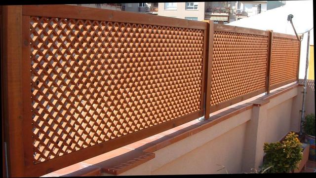 围栏,外表看着像木质材料,其实是水泥浇筑,用二三十年依然结实耐用!