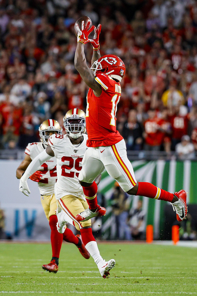 最终50年以来首次打进超级碗的酋长队以31-20击败49人,如愿捧