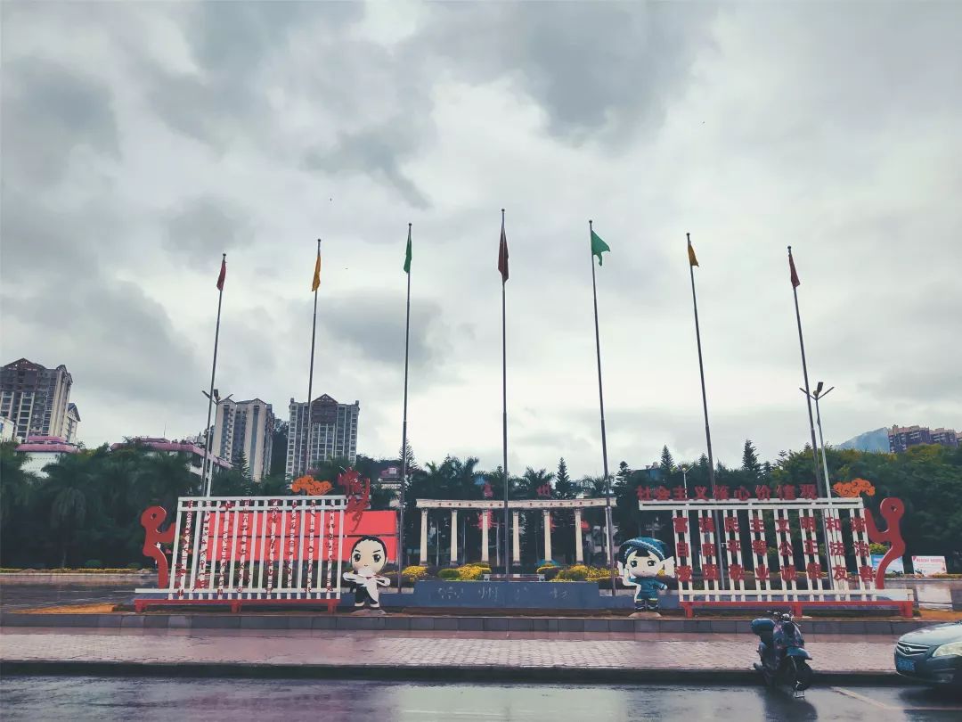 才短短两天富宁已经不是我们熟悉的富宁了空城富宁挺住