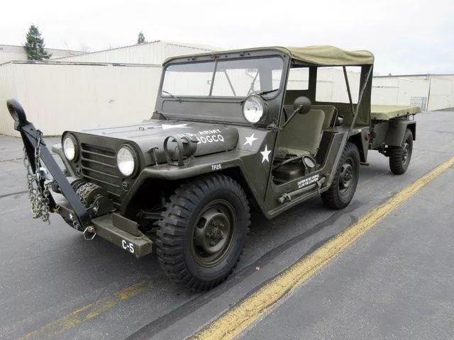 ▼m151车型20世纪60年代初,kaiser设计出了m151车型,福特和amg公司都