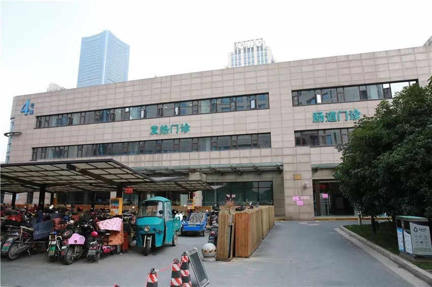 除了严格把控发热患者与隔离病区以外,医院以严要求,高标准,做好每2
