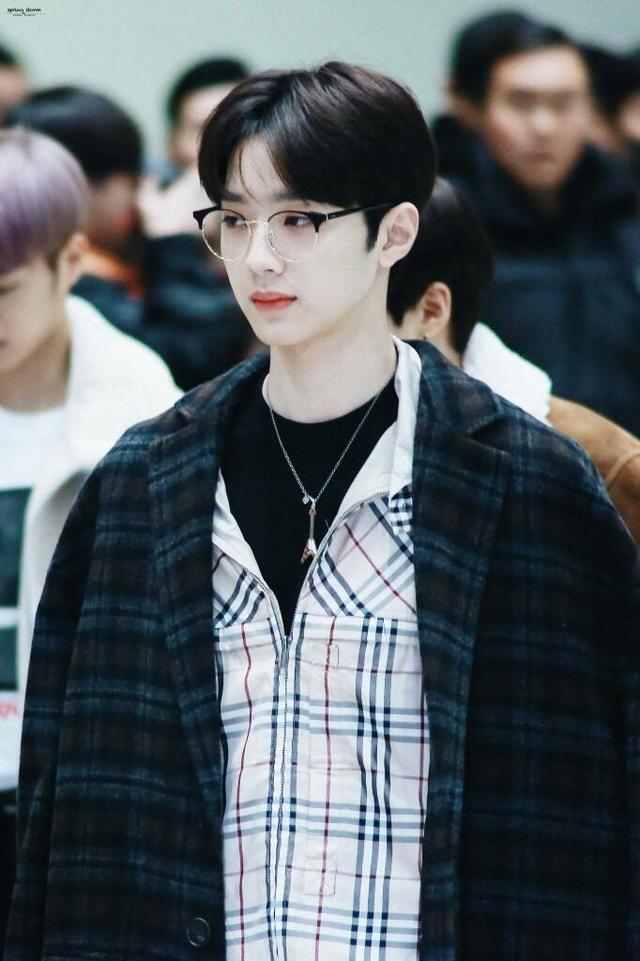 巴掌脸的男星们赖冠霖脸嘟嘟很可爱蔡徐坤小脸让人羡慕