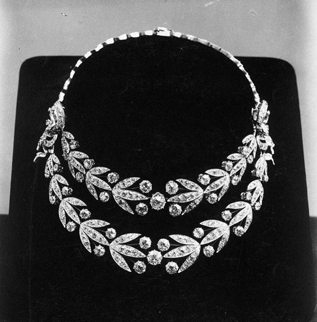 她与贝蒂尔王子相爱30多年才嫁入皇室,一顶皇冠成为她的挚爱_珠宝