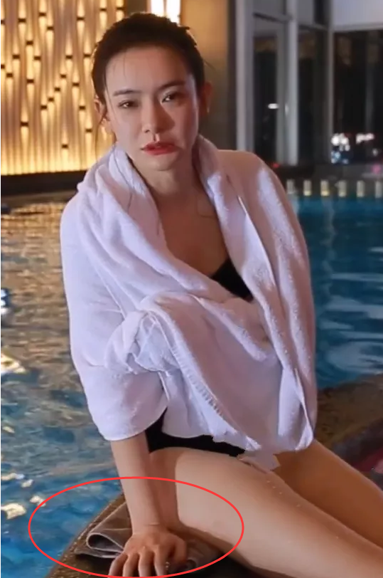 戚薇生理期拍泳装下水戏,谁注意垫毛巾的小举动,实在是太真实了