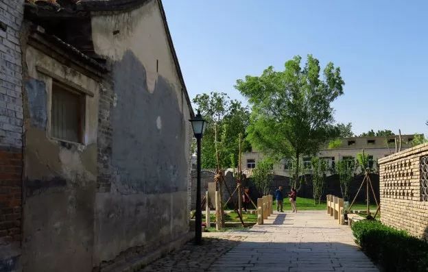 2路等多条公交车在大栅栏或前门站下车即可;地铁去可七号线桥湾站下