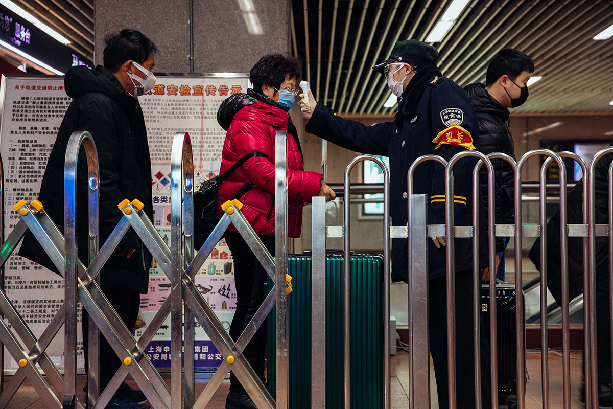 视频直击今天你测了吗上海地铁9座门户车站先行启动测温进站