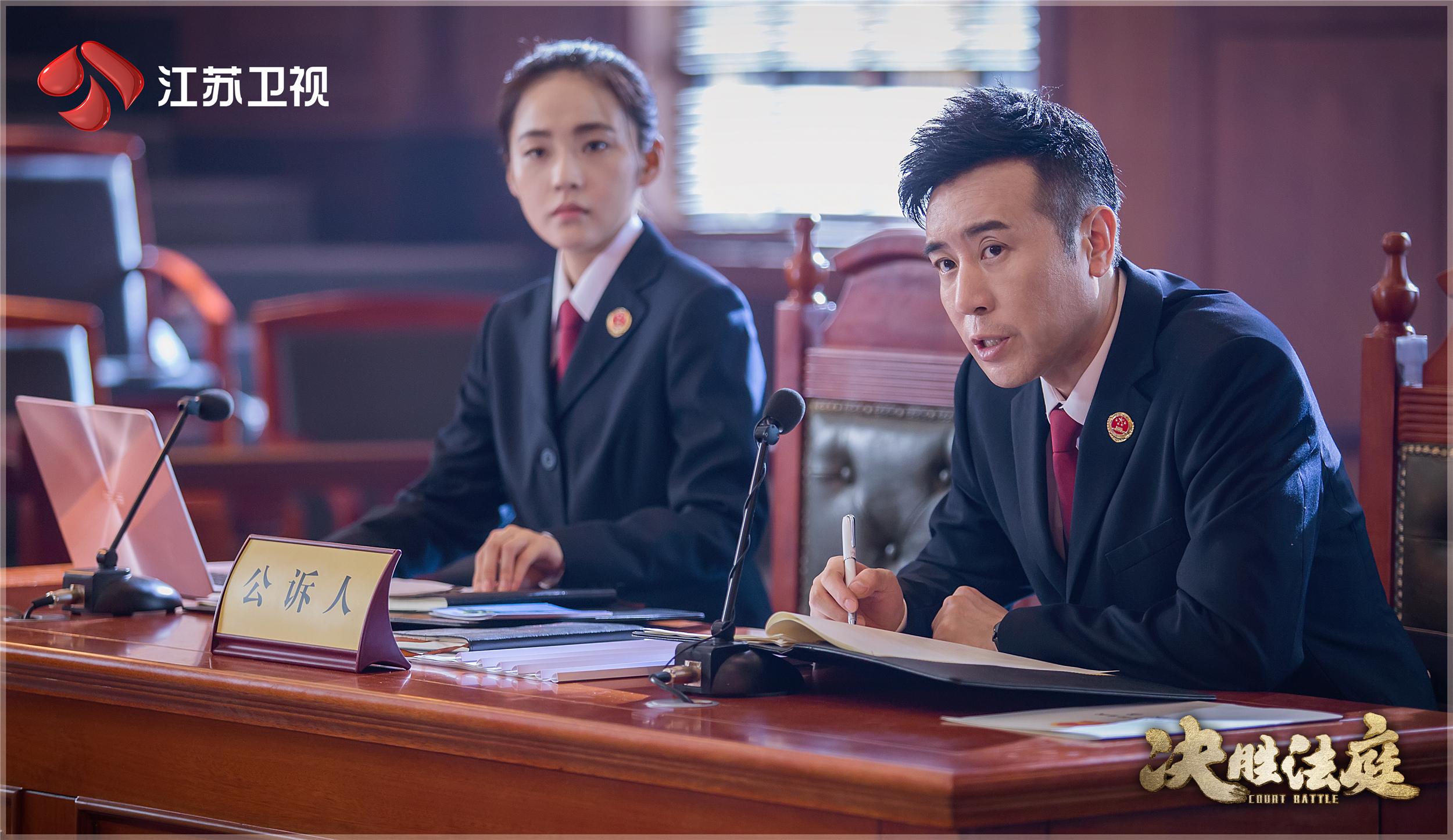 一亮,也搭配出了许多演技看点,《决胜法庭》作为一部有品质保证的大剧