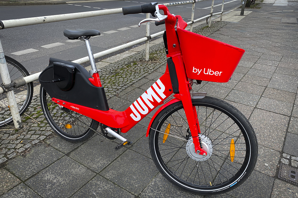 德国街头的共享电动自行车颜色抢眼
