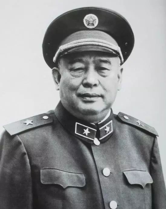 本名舒庆春,字舍予,北京满族正红旗人,原姓舒舒觉罗氏(一说姓舒穆禄氏