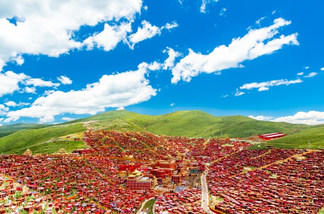 甘孜色达々一个可以触摸天堂的地方,转动经筒寻找善念与禅意_生活