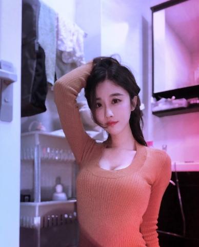 虎牙女神主播轩子户外直播,一个画面不留神,差点被封号!