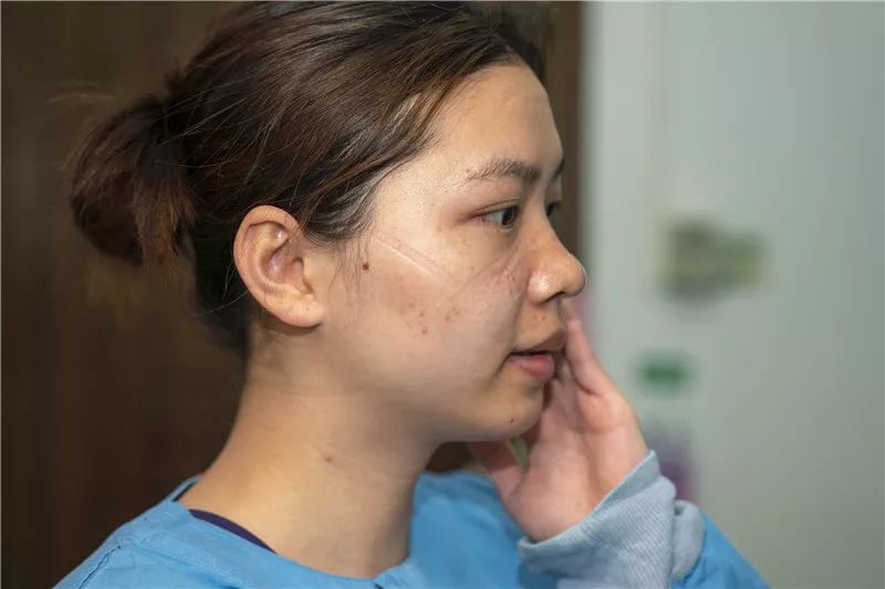 为跑赢死神清远这群医护人员穿上了纸尿裤