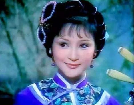 原创69岁狄波拉扮嫩戴粉色发带逛街不显老曾同框刘嘉玲也不输