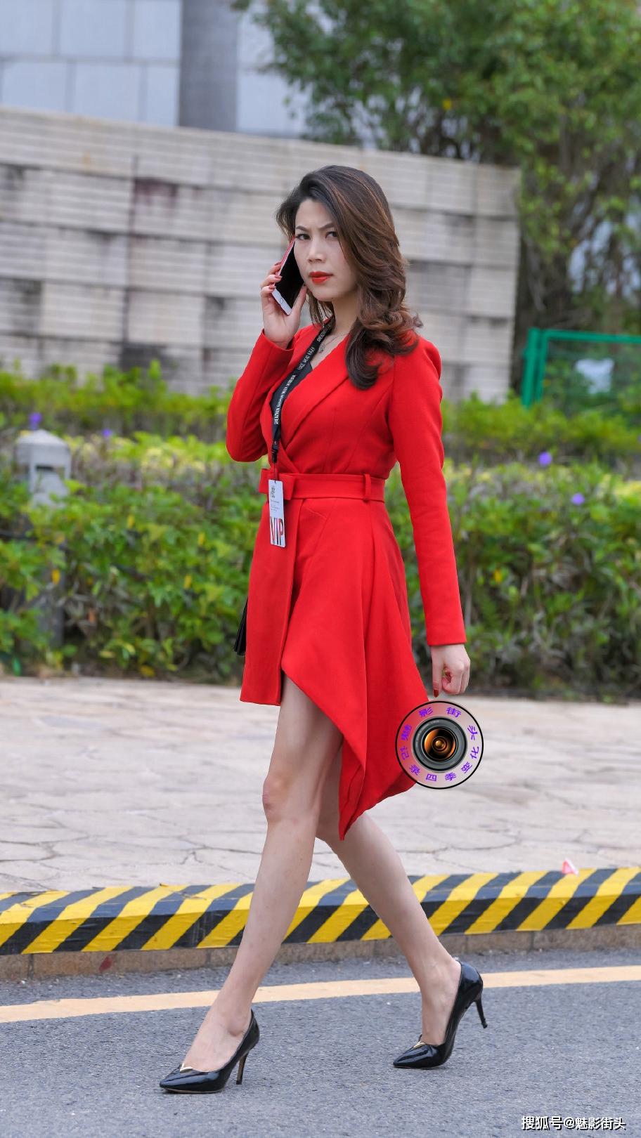 美女穿大红色连衣裙,搭配黑色尖头细跟鞋,时尚漂亮还展现气质_高跟鞋