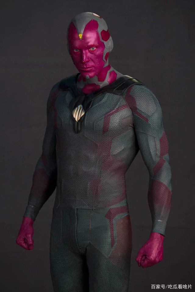 电影中的幻视是一个红皮肤英雄,扮演者不仅要穿上戏服,还要在自己所有