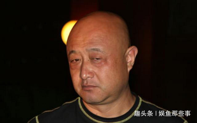 也是侯耀文比較得意的弟子之一,而這位光頭相聲演員為大家熟悉則是在