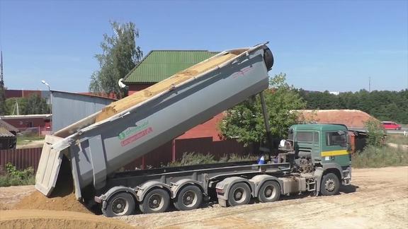 22轮大货车卸货生怕它侧翻