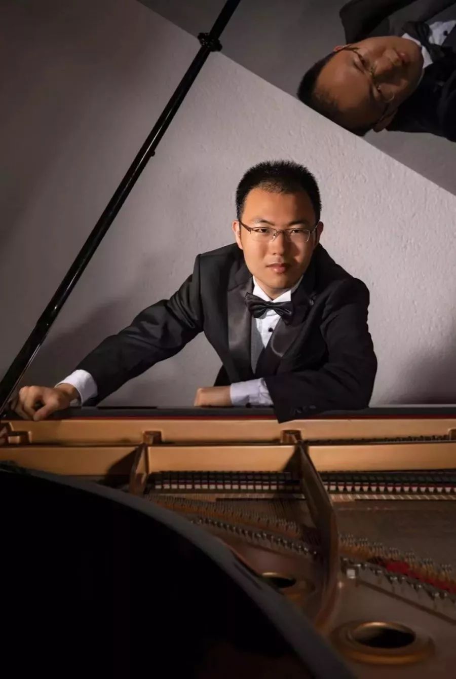 安天旭1999年出生,9岁考入中央音乐学院附小钢琴专业,师从常桦教授,后