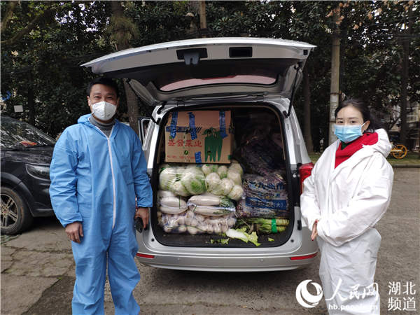 2月2日下午,满满一车爱心菜免费送医院