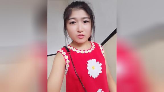 打工妹下班路上自拍一想到吃饭就开心笑容好甜