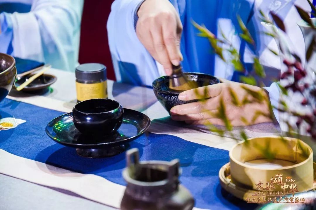 宋徽宗的七汤点茶法:一汤,调膏,量茶受汤,调如