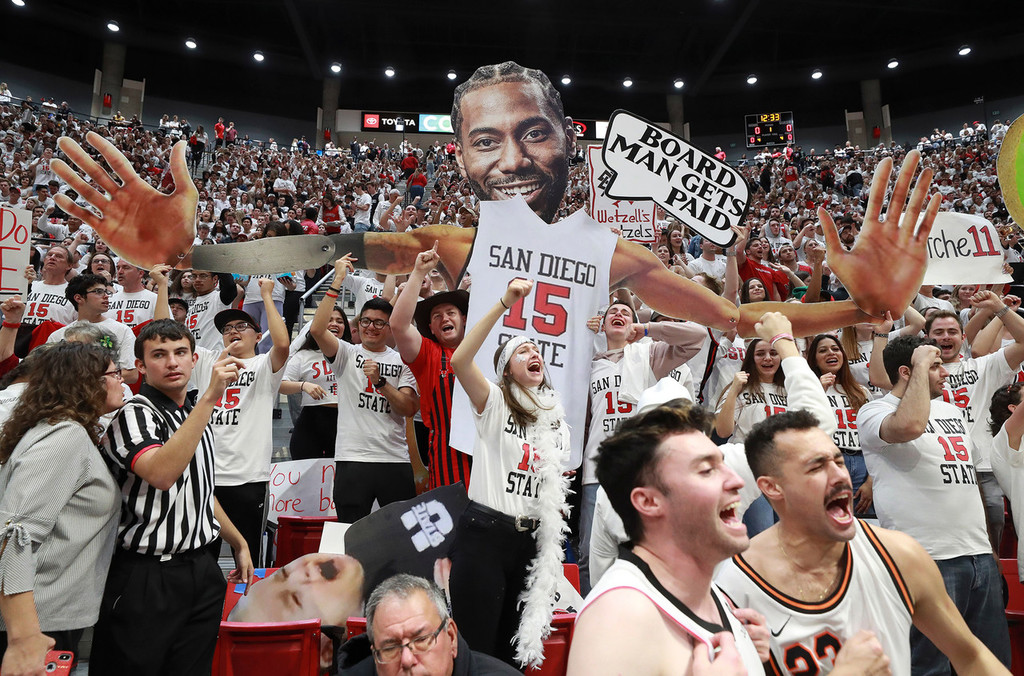 组图:伦纳德大学球衣退役仪式 泡椒里弗斯助阵