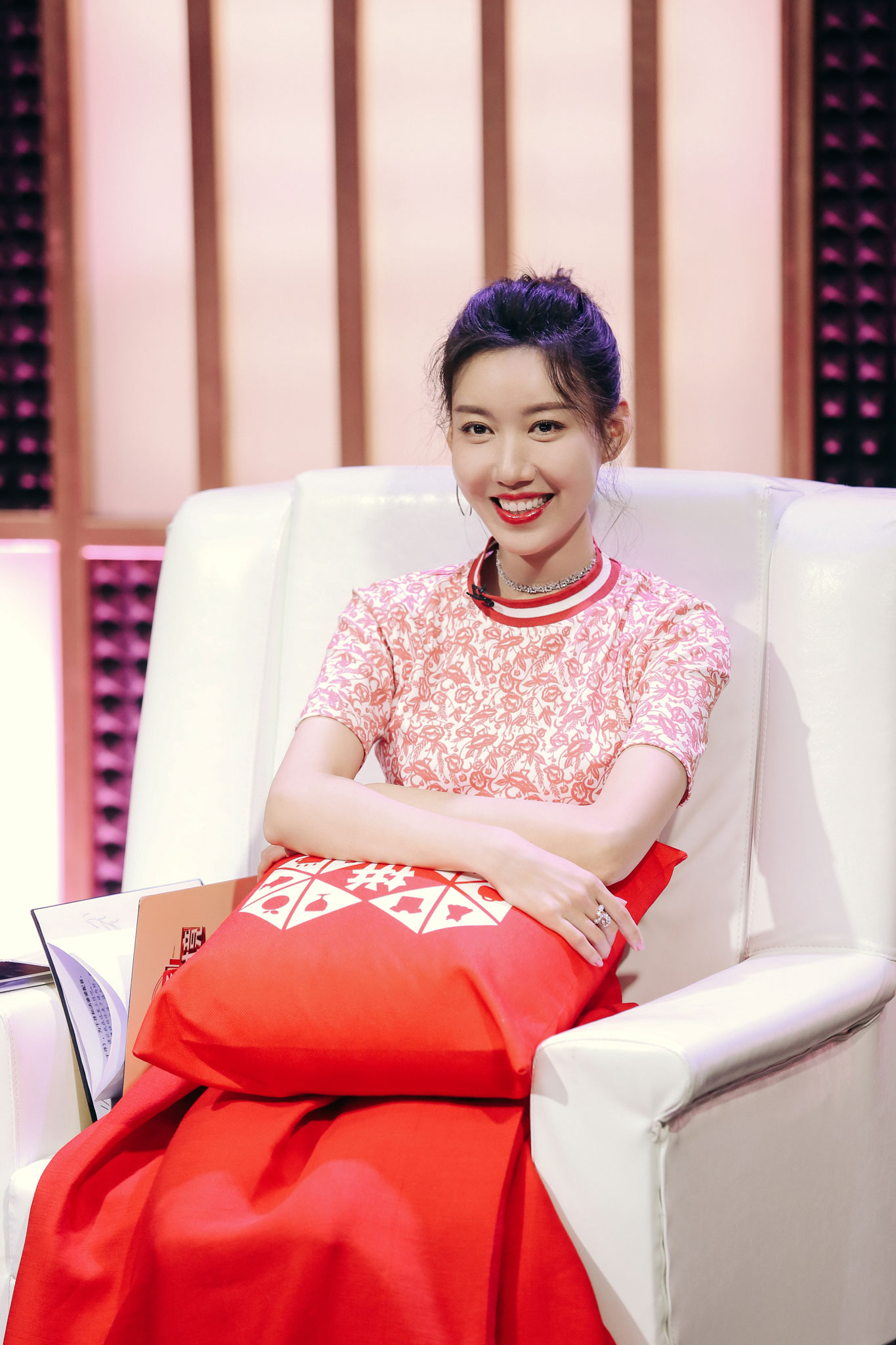 高露《声临其境3》首秀秒入戏 一人分饰三角尽显百变声线