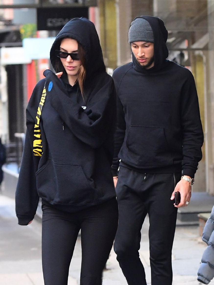 肯豆携男友外出,紧身衣配皮裤超模身材瞩目,踩帆布鞋走路带风