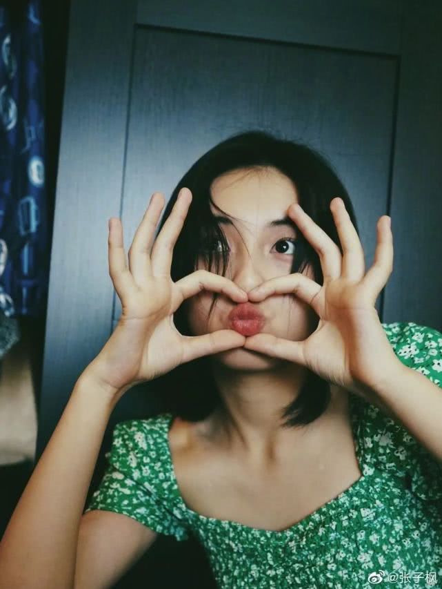 掌握这16个万能拍照姿势秒杀朋友圈所有自拍
