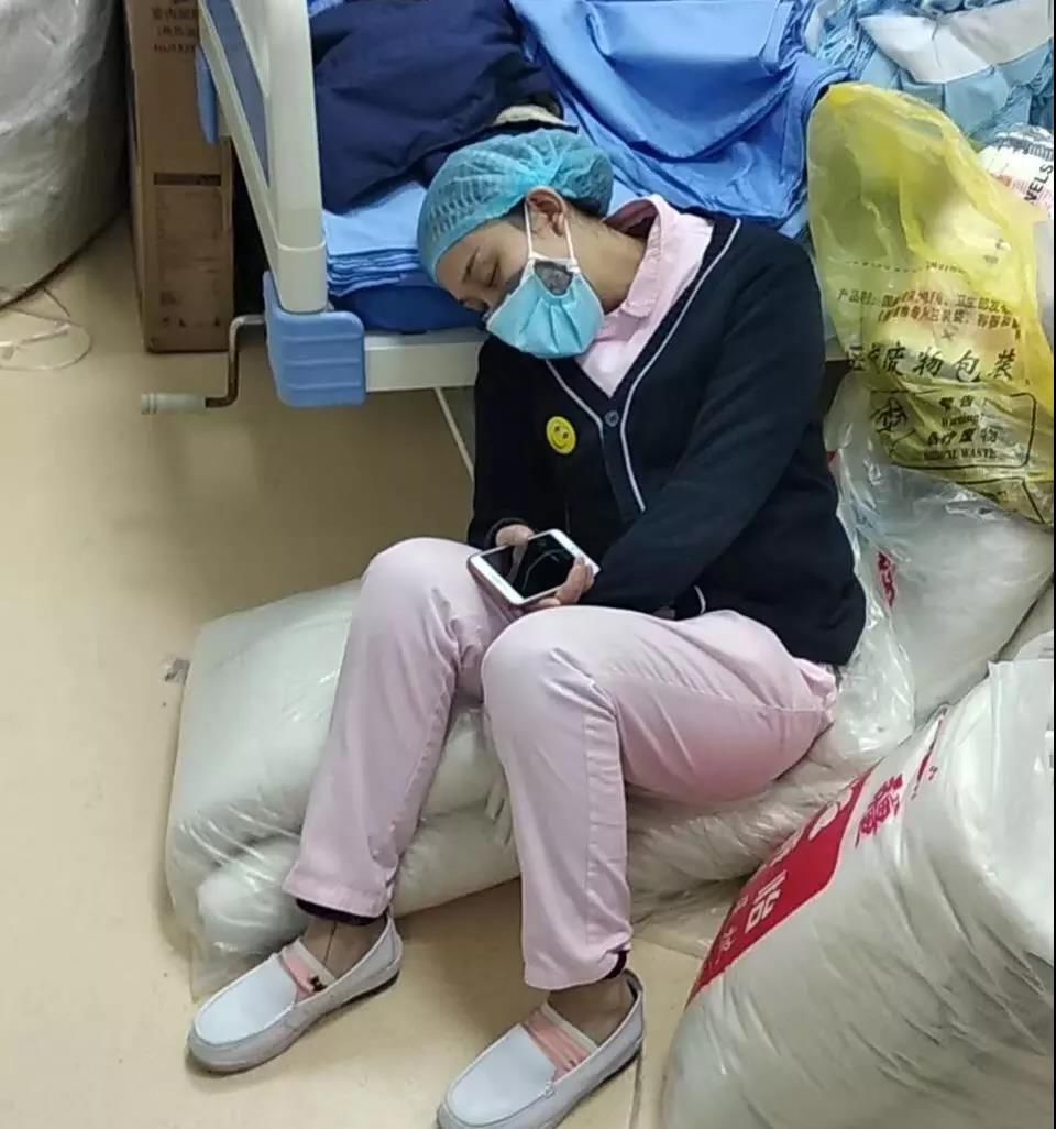 抗疫护士累倒的图片图片