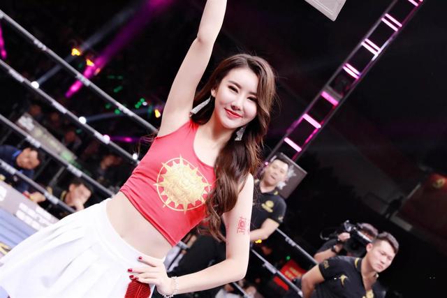 坊间传言的一龙专用美女她是中国搏击最漂亮的举牌女郎